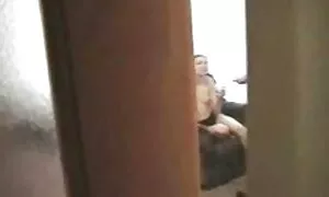 बड़े स्तनों के साथ एक औरत एक आगंतुक के साथ एक कॉफी की दुकान / फुल सेक्स हिंदी फिल्म कैफे में प्यार कर देगा