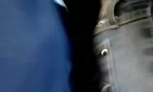 वयस्क हिंदी में सेक्सी मूवी वीडियो में महिला शौचालय में युवा लड़के के साथ छेड़खानी ।