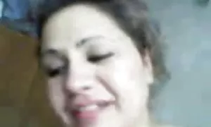 पत्नी पर सेक्स की मूवी हिंदी में कपड़े की कोशिश कर रहा और स्तन दिखा रहा है
